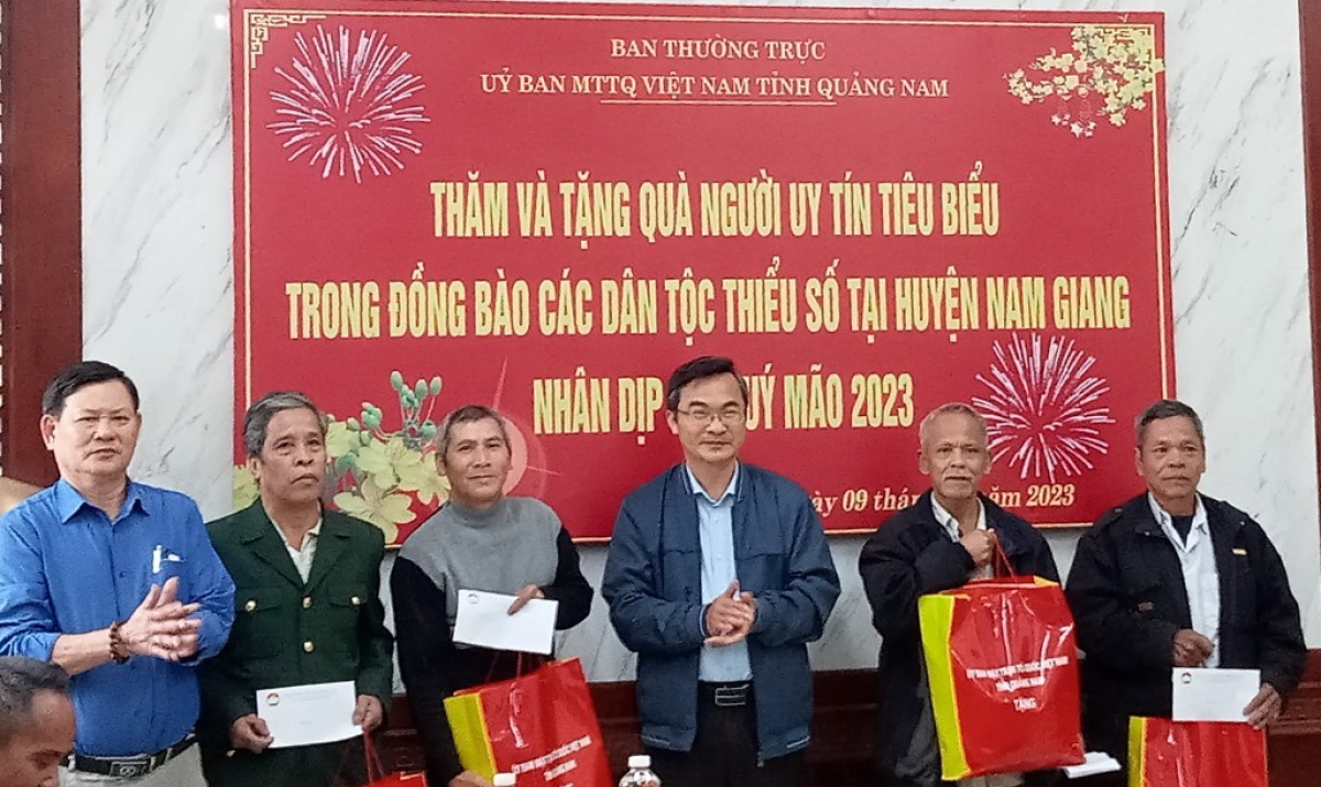 Ban Thường trực UBMTTQVN tỉnh Quảng Nam thăm, tặng quà người có uy tín tiêu biểu huyện Nam Giang