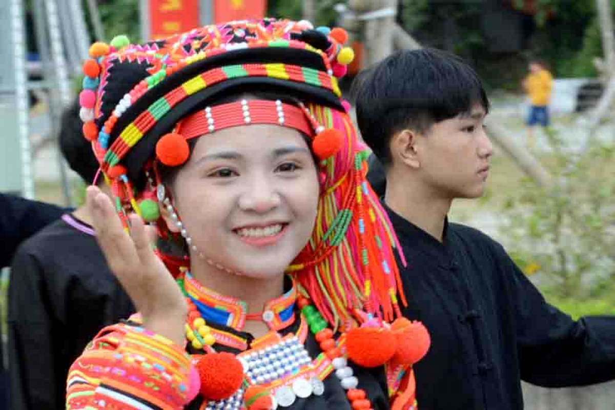 Rực rỡ trang phục của thiếu nữ Hà Nhì