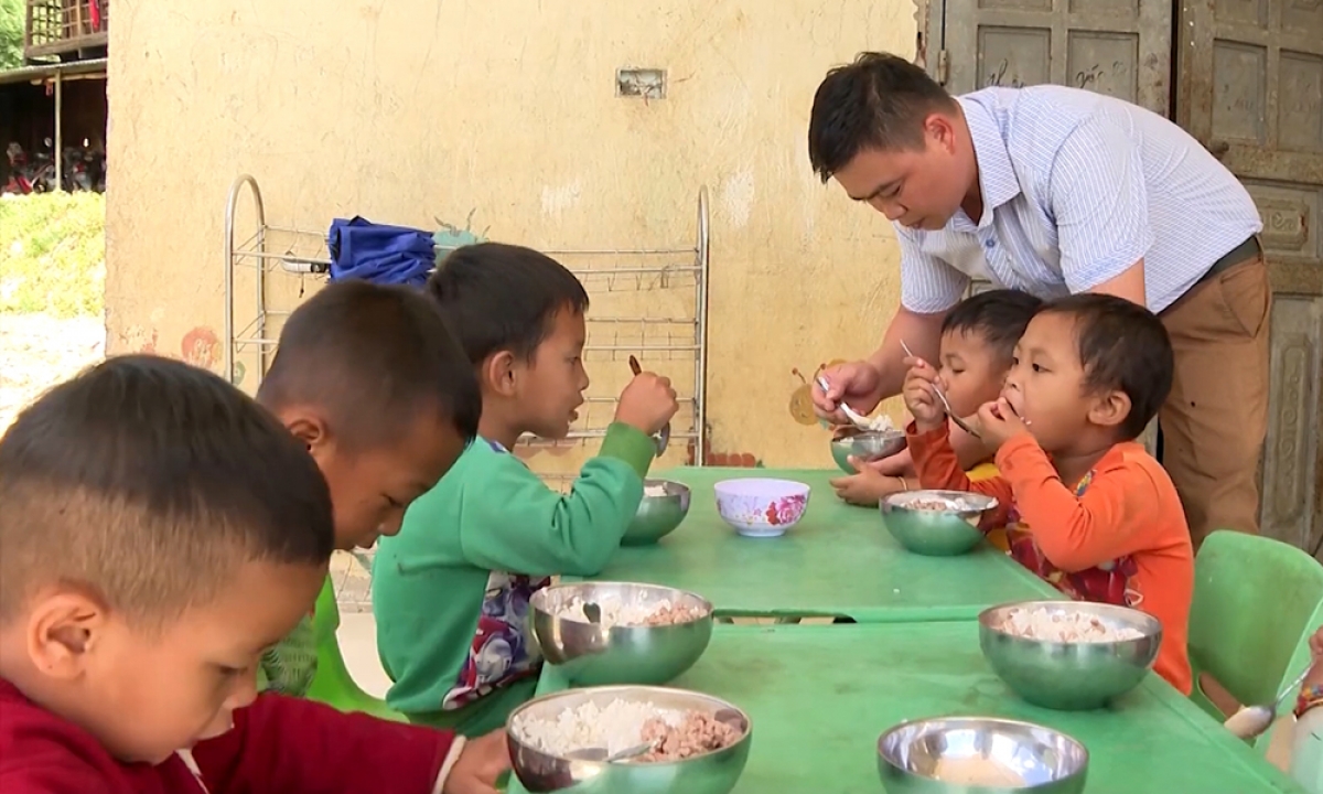 Thầy Nguyên chu đào chăm sóc từng bữa ăn cho trò.
Ảnh: Khắc Kiên/VOV Tây Bắc