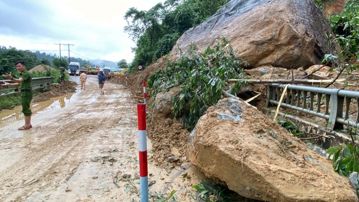 Trên Quốc lộ 14E, tảng đá đường kính khoảng 10m sạt xuống mép đường, ngay tại đầu cầu Đăk Mi1, làm lệch mố cầu.