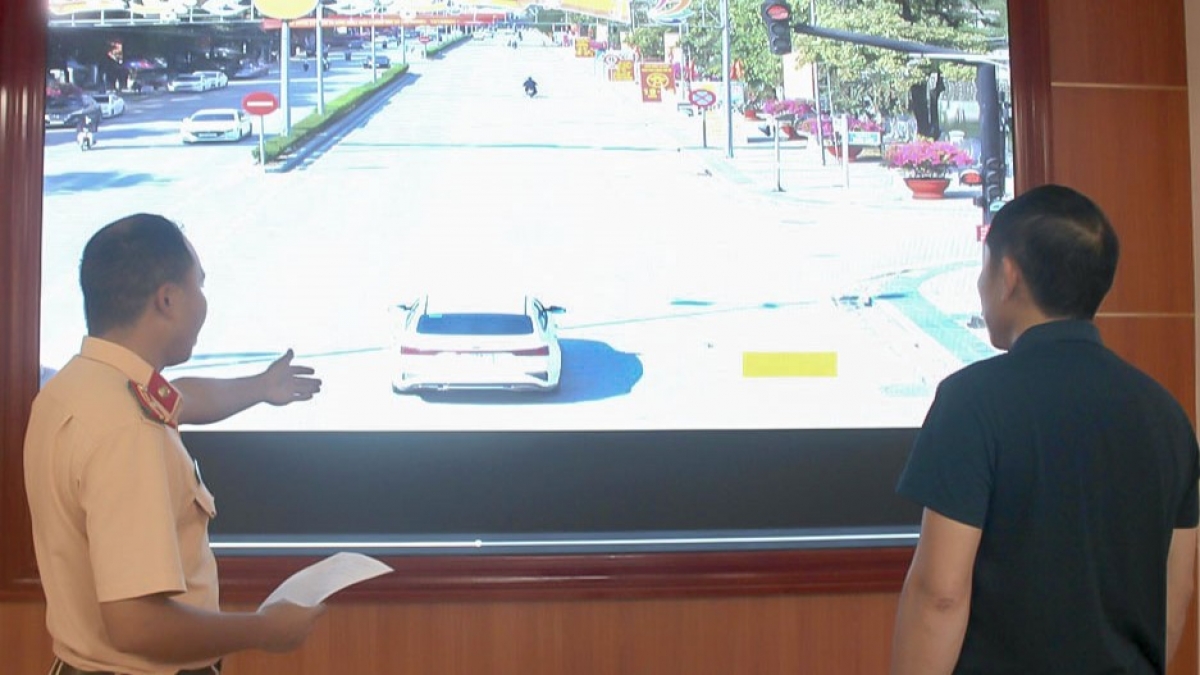 Vi phạm giao thông tại Điện Biên được xem lại hình ảnh từ hệ thống camera giám sát
