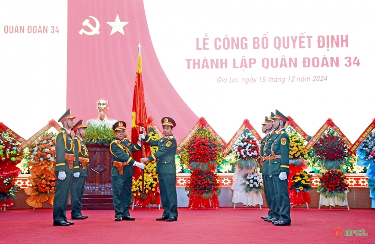 
Đại tướng Phan Văn Giang pơjao Hla Kơ Tơblăh khŏm jơnei ăn Quân đoàn 34