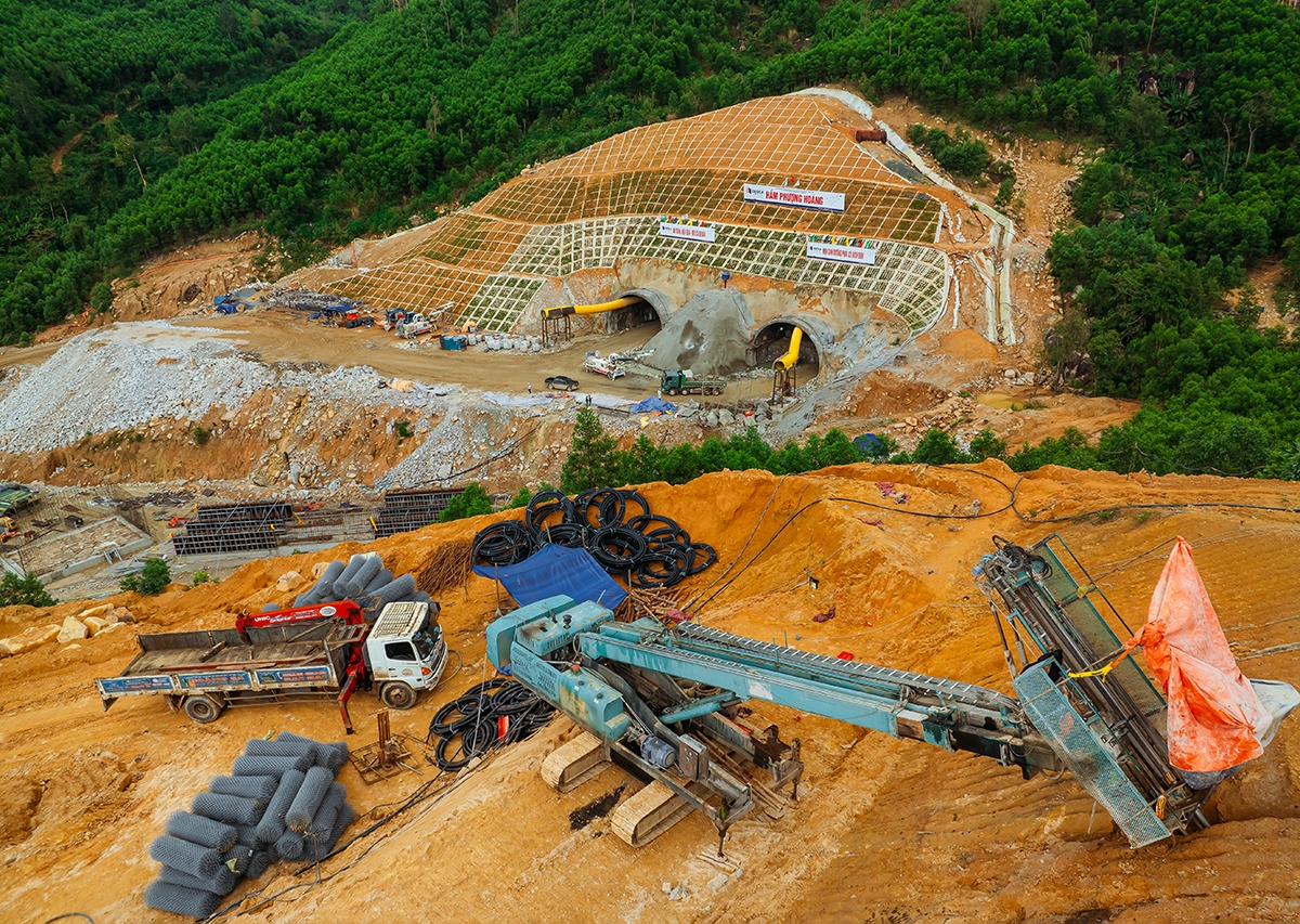 Ƀing dăp hơdră, mơnuih mă bruă glăk hrơi mlăm pok pơhai tañ hơdôm glông jơlan man pơkra, khoer pok jơlan luh Phượng Hoàng, pok tơbiă jơlan đuăi hmar tô nao rai “Glai hăng ia rơsĭ”.