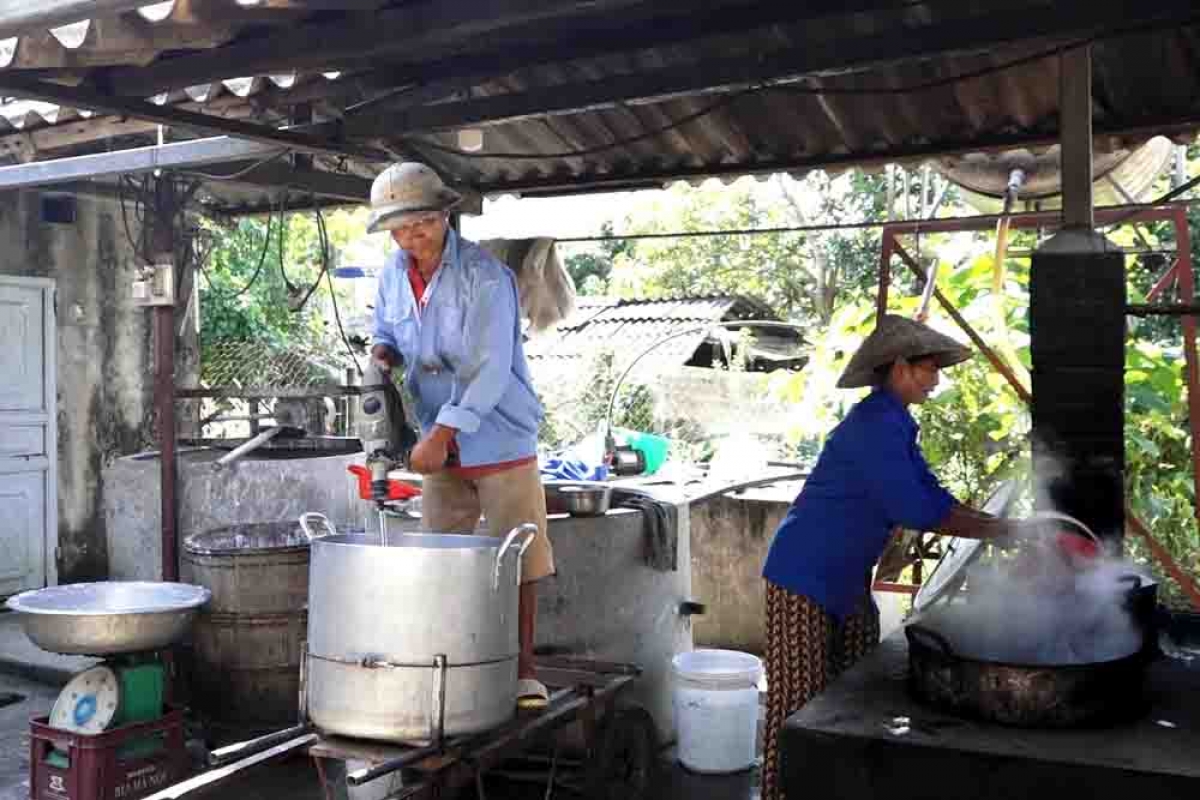 Làng miến Bình Lư hiện có hơn 100 hộ gia đình và HTX sản xuất và hàng chục loại sản phẩm miến