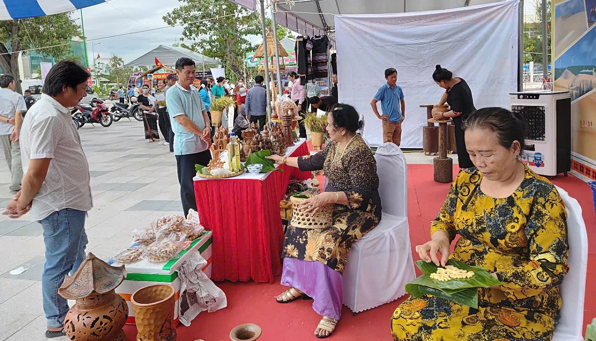 Các nghệ nhân huyện Bắc Bình đang làm bánh gừng - bánh truyền thống của người Chăm