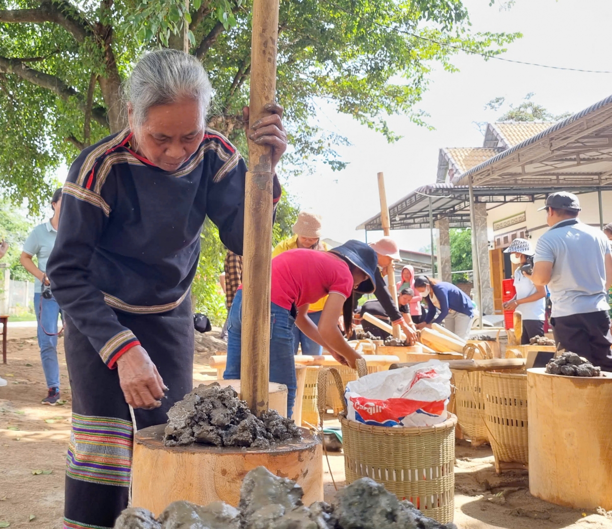 Nghề làm gốm thủ công truyền thống của người Mnông ở xã Yang Tao, huyện Lắk, tỉnh Đắk Lắk được công nhận là di sản văn hóa phi vật thể quốc gia