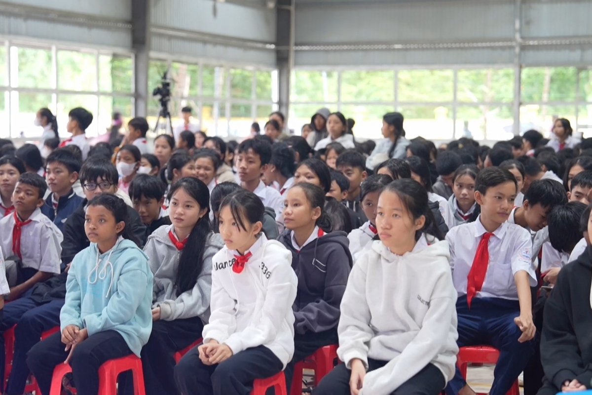 Học sinh huyện Cam Lâm theo dõi Hội thi Tìm hiểu pháp luật về tảo hôn và hôn nhân cận huyết thống