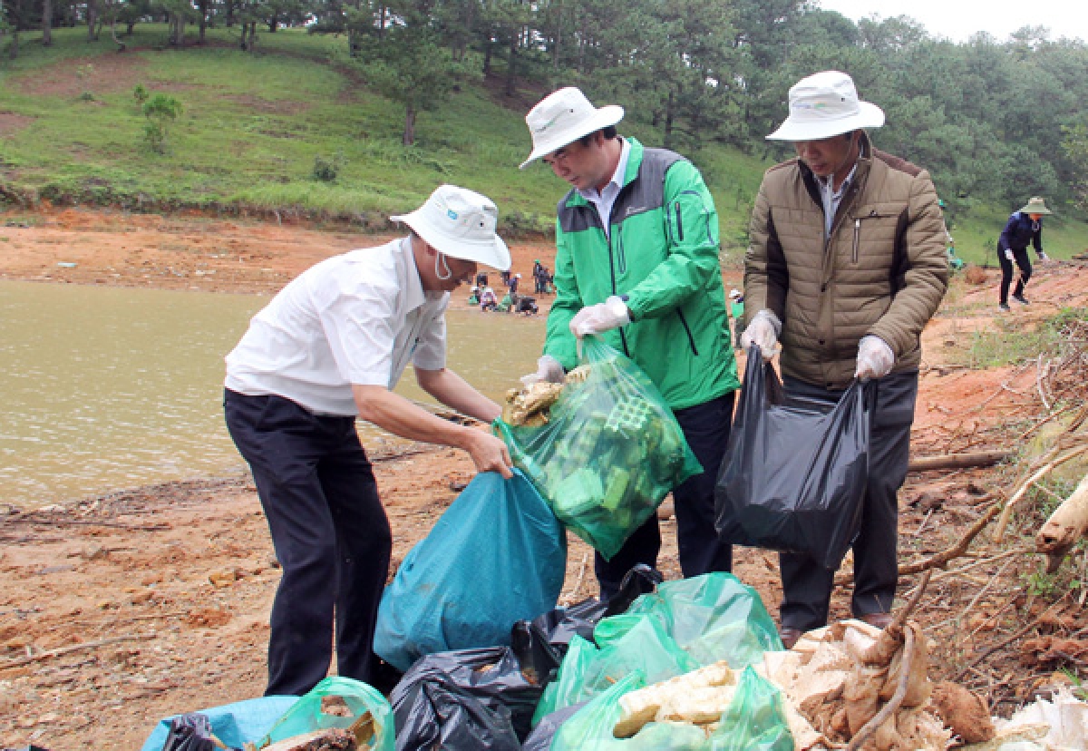 Pôa Phạm S, Kăn phŏ hnê ngăn Vi ƀan kong pơlê (tung dế) rơtế lo lăm gô̆m kế tâ pơkeăng rak vế hdrê kơchâi plâi pôm a long têa Đan Kia. Um: Hlá tơbeăng Lâm Đồng