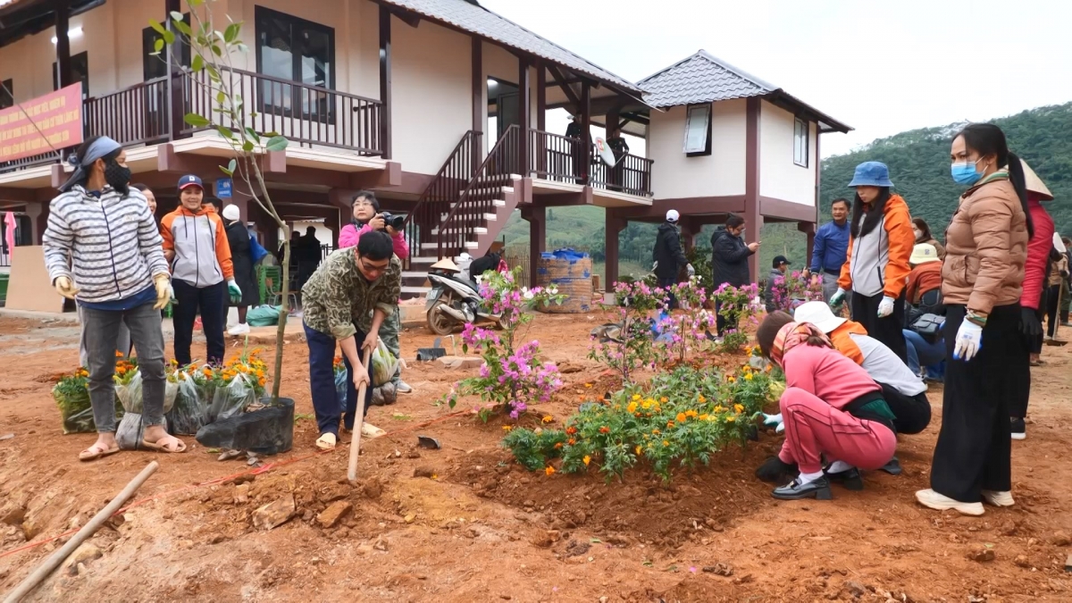 Các nhà hảo tâm tới hỗ trợ trồng thêm hoa