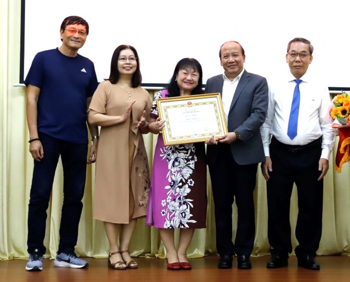 Ông Trần Minh Hùng, Phó Tổng Giám đốc Đài Tiếng nói Việt Nam trao Bằng khen của Tổng Giám đốc Đài TNVN cho tập thể Phòng tiếng Dân tộc (ảnh: Nguyễn Quang)