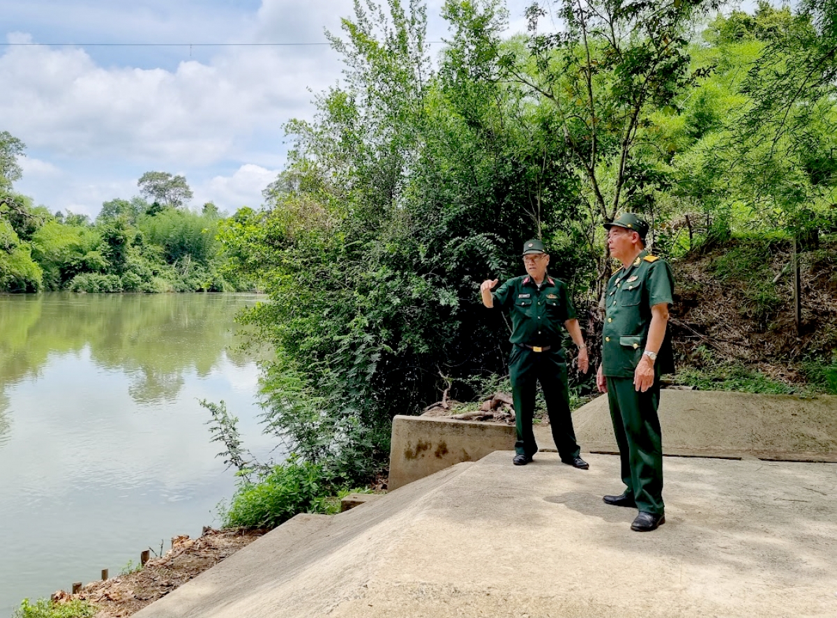 Người lính Trường Sơn năm xưa thăm lại chiến trường tại bến vượt sông Sêrêpốk
(xã Krông Na, huyện Buôn Đôn, tỉnh Đắk Lắk)