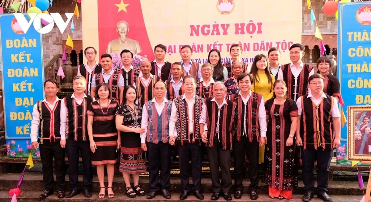 Già làng, người uy tín thành phố Đà Nẵng chụp ảnh cùng Bí thư Thành ủy -Nguyễn Văn Quảng