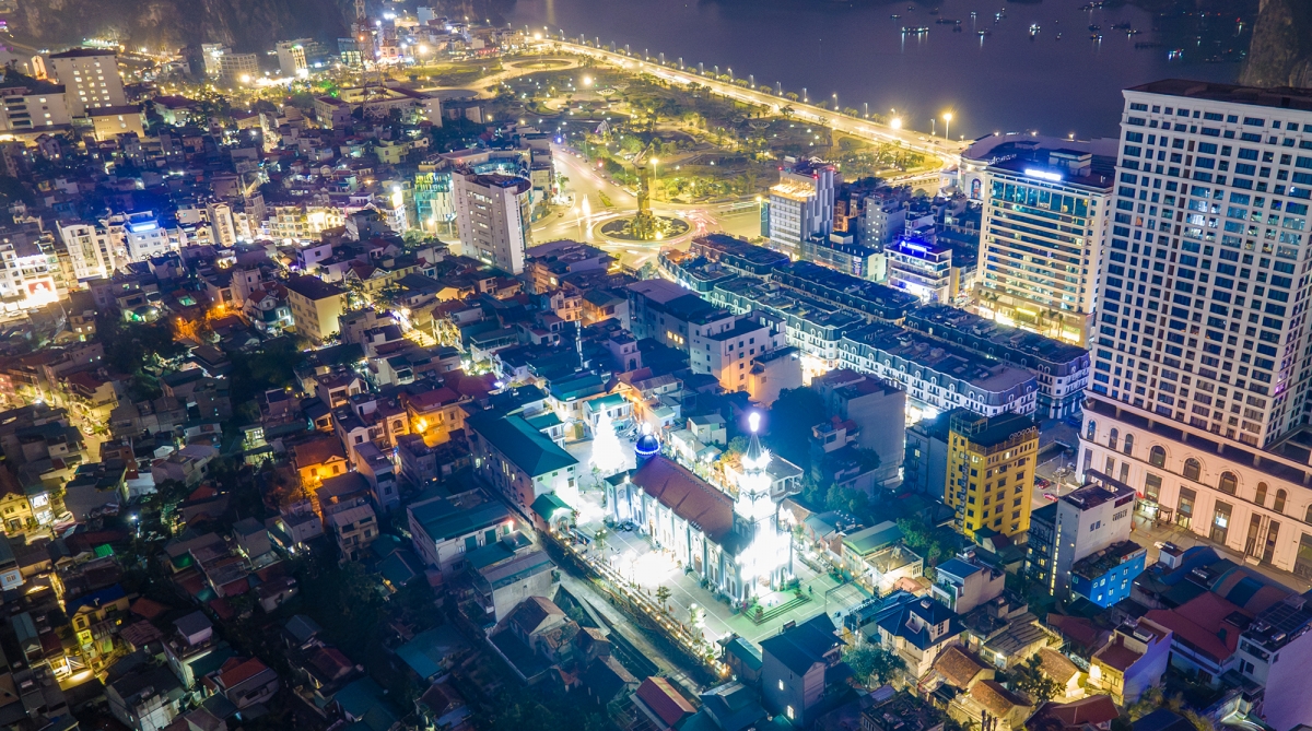 Đường lên nhà thờ Giáo xứ Hòn Gai lung linh trong trong ánh đèn rực rỡ. Nằm trên núi Đạo (phường bạch Đằng) và có tầm nhìn cao xuống vịnh Hạ Long. Đây cũng là một trong những nhà thờ lớn nhất tỉnh Quảng Ninh xây dựng từ năm 1933, là nơi sinh hoạt, phục vụ nhu cầu tín ngưỡng cho giáo dân trên địa bàn TP Hạ Long.