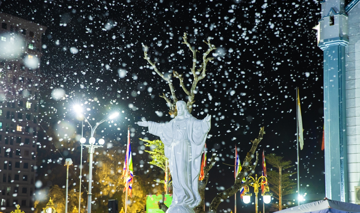 Khắp khuôn viên nhà thờ được trang trí bằng những cây thông cỡ lớn cao hàng chục mét, các cụm mô hình hang đá mô phỏng đêm chúa Giáng sinh, ông già Noel, người tuyết rực rỡ sắc màu...