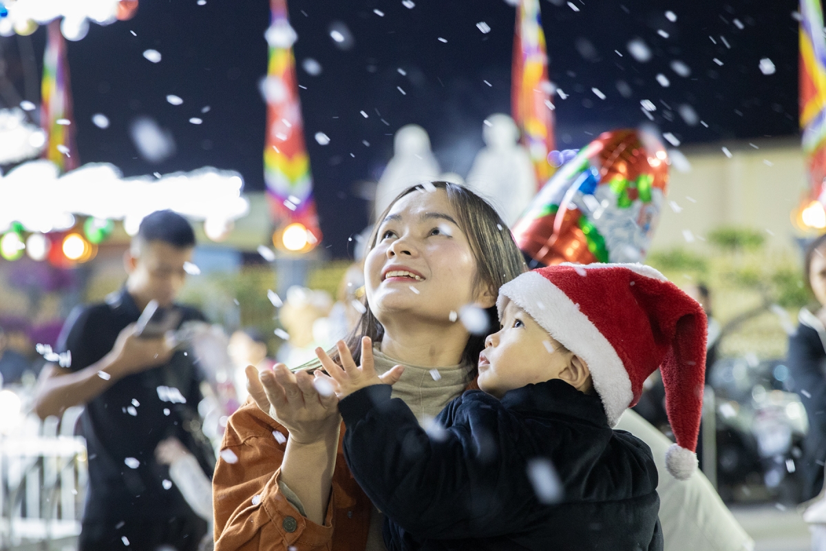 Khách đến tham quan hào hứng chiêm ngưỡng những bông tuyết nhân tạo với khung cảnh tựa như đêm Noel trong những câu chuyện cổ tích.