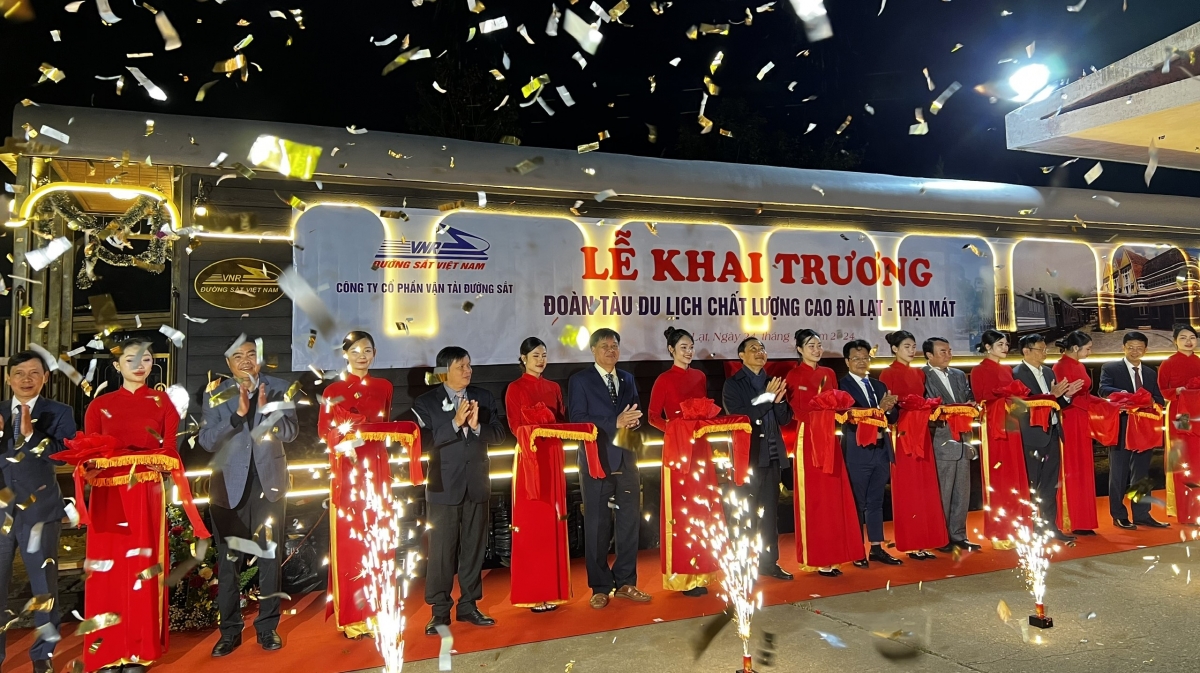 Cắt băng khai trương đoàn tàu