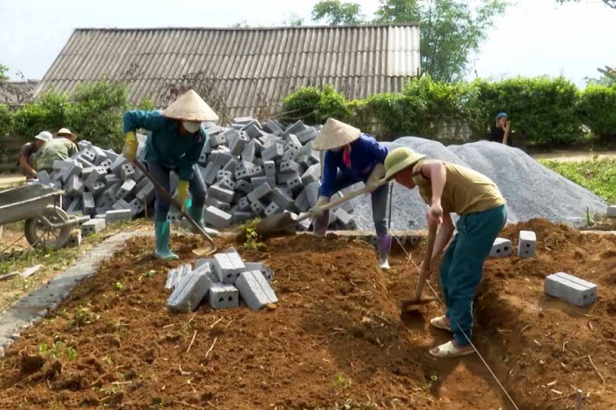 Người dân địa phương chung tay góp công xây dựng nhà đại đoàn kết cho hộ nghèo