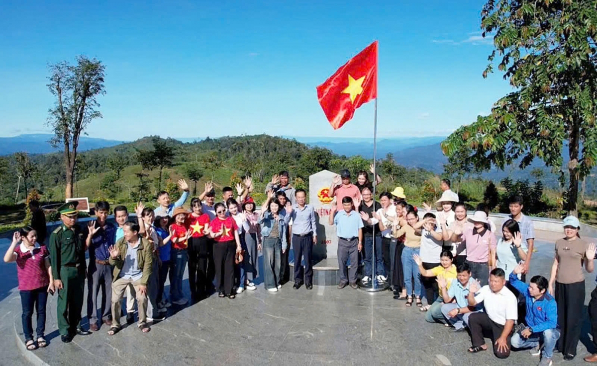 
Tơmoi truh chŭp um tơƀlŏk tơ̆ Jrăng sơlam kơ pêng teh đak Việt Nam- Lào- Campuchia