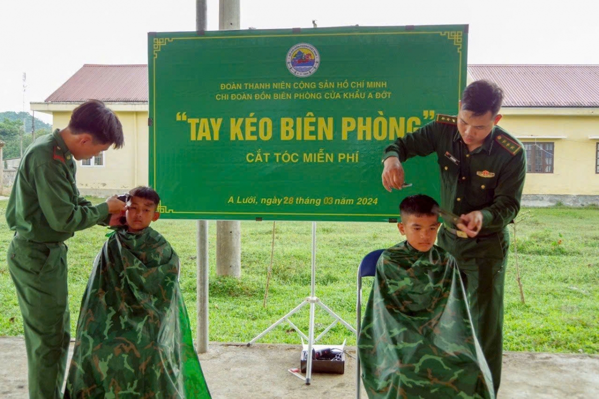 Các chiến sĩ Đồn Biên phòng cửa khẩu A Đớt cắt tóc cho trẻ em vùng biên giới