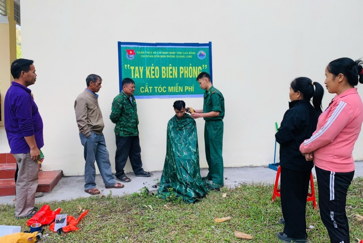 Đồn Biên phòng Quang Long (Hạ Lang) triển khai thực hiện có hiệu quả Mô hình
“tay kéo biên phòng” cắt tóc miễn phí cho nhân dân trên địa bàn 