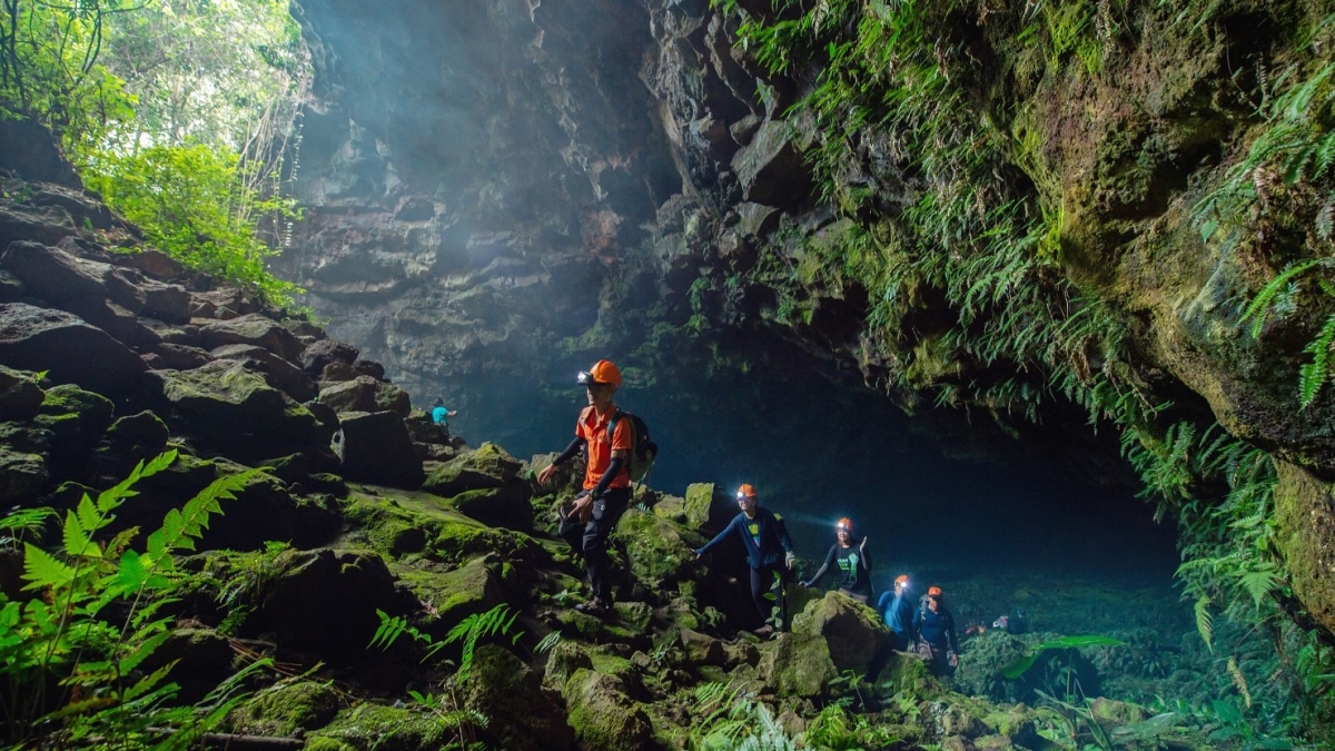 Công viên địa chất toàn cầu UNESCO Đắk Nông có diện tích 4.760 km², trải dài trên địa bàn 6 huyện, thành phố của tỉnh Đắk Nông (Trong ảnh là Hang động núi lửa C7 dài hơn 1.240m)