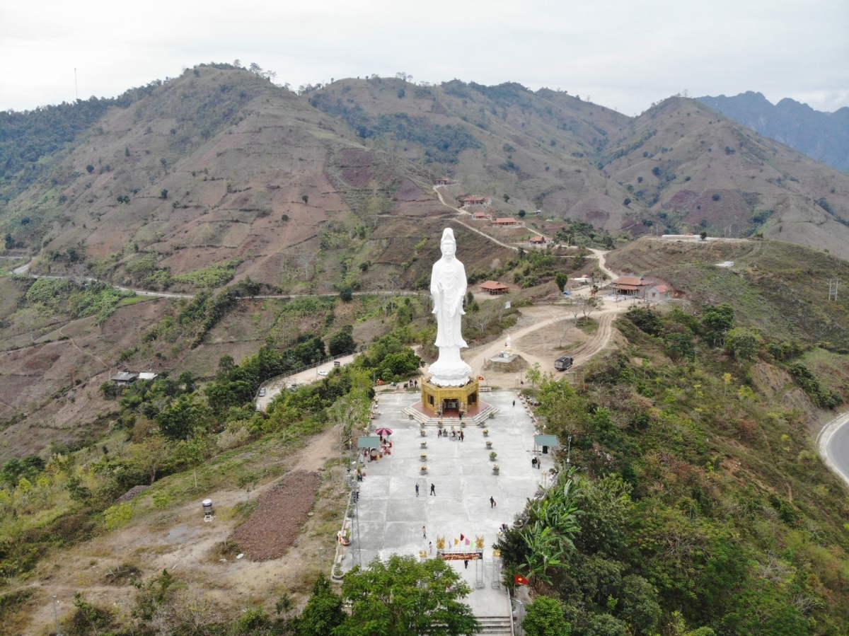 Quỳnh Nhai định hướng phát triển du lịch sinh thái, gắn với du lịch tâm linh vùng lòng hồ thủy điện.