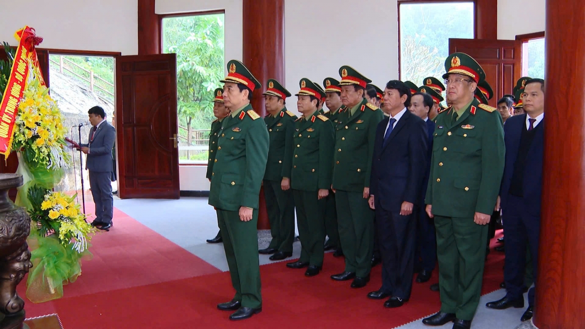 Đại tướng Phan Văn Giang và đoàn công tác dâng hương, dâng hoa Đại tướng Võ Nguyên Giáp tại Khu di tích quốc gia đặc biệt Rừng Trần Hưng Đạo