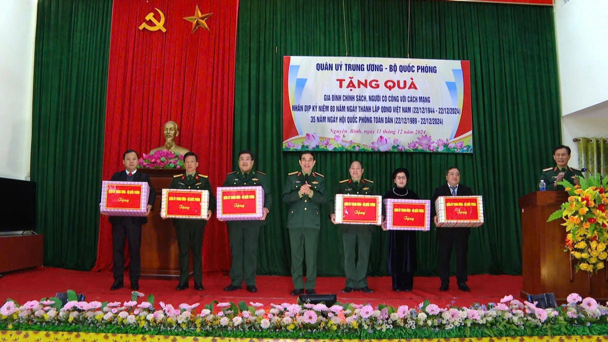 Đại tướng Phan Văn Giang tặng quà cán bộ, chiến sĩ và gia đình chính sách, người có công tại huyện Nguyên Bình, Cao Bằng