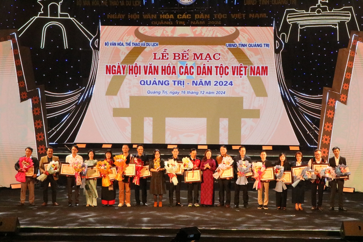Bộ Văn hóa Thể thao và Du lịch trao bằng khen tặng
các đơn vị cá nhân có đóng góp vào thành công Ngày hội