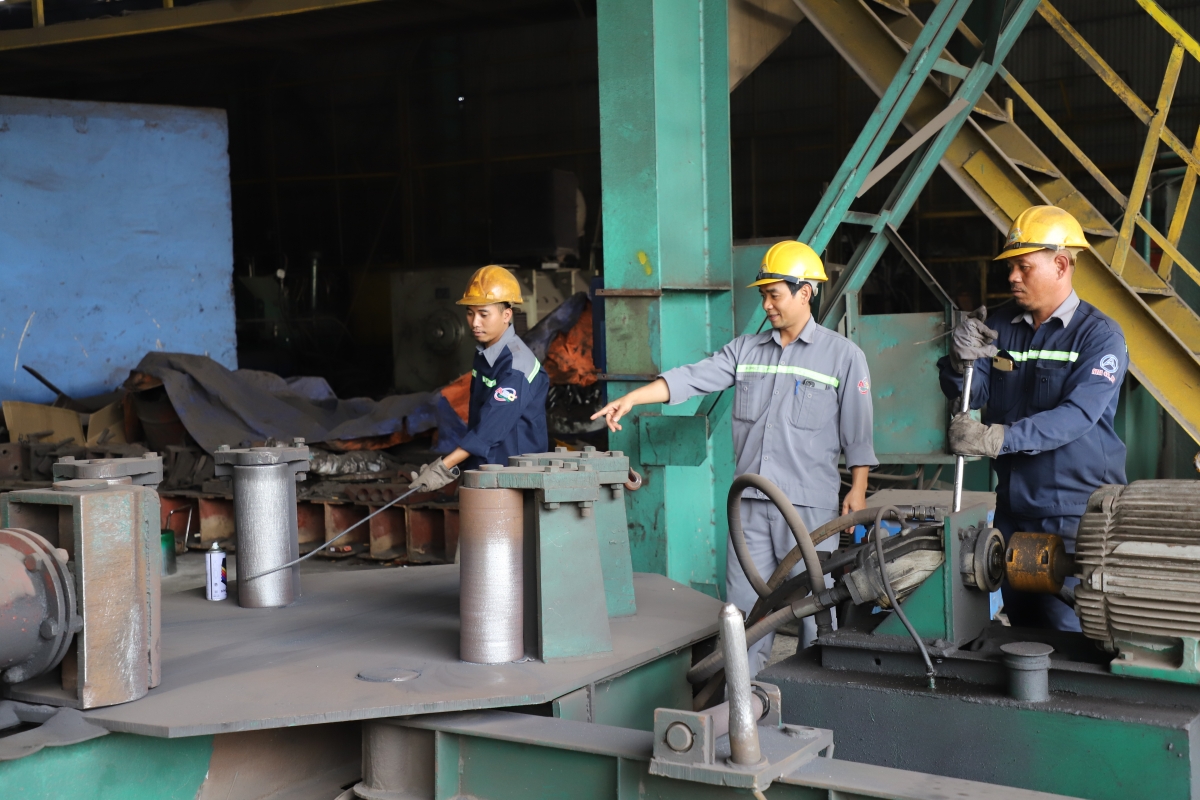 Ală đảng viên tàm ci ƀộ Kông ty Bơcri priă bal Lòs Asean sùm lòt lài tàm lơh broă lơh sa