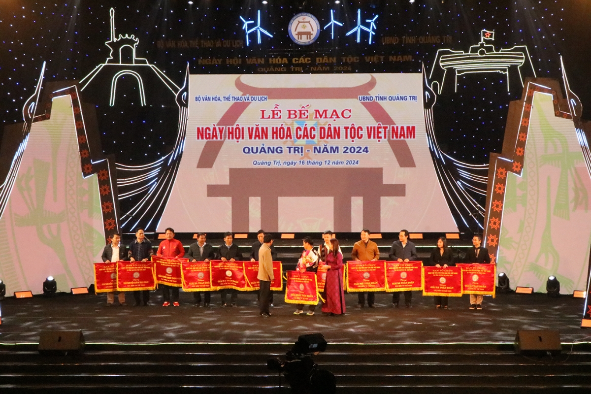 Các đơn vị đạt thành tích cao ở nội dung thể thao.
Ảnh: Vinh Thông/VOV Miền Trung