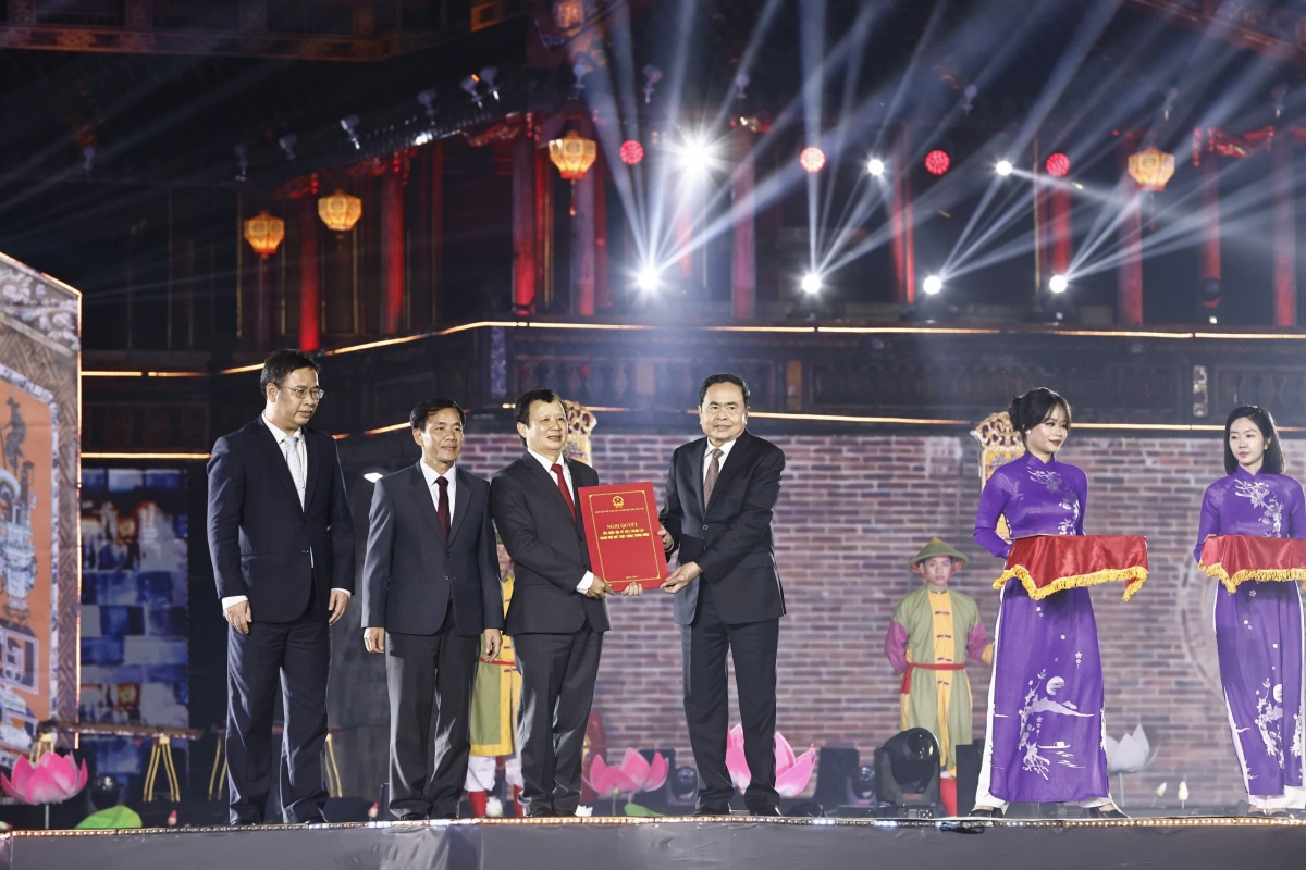 
Tơbăt hơdăh pơjing pơlei tơm Huế găh Trung ương