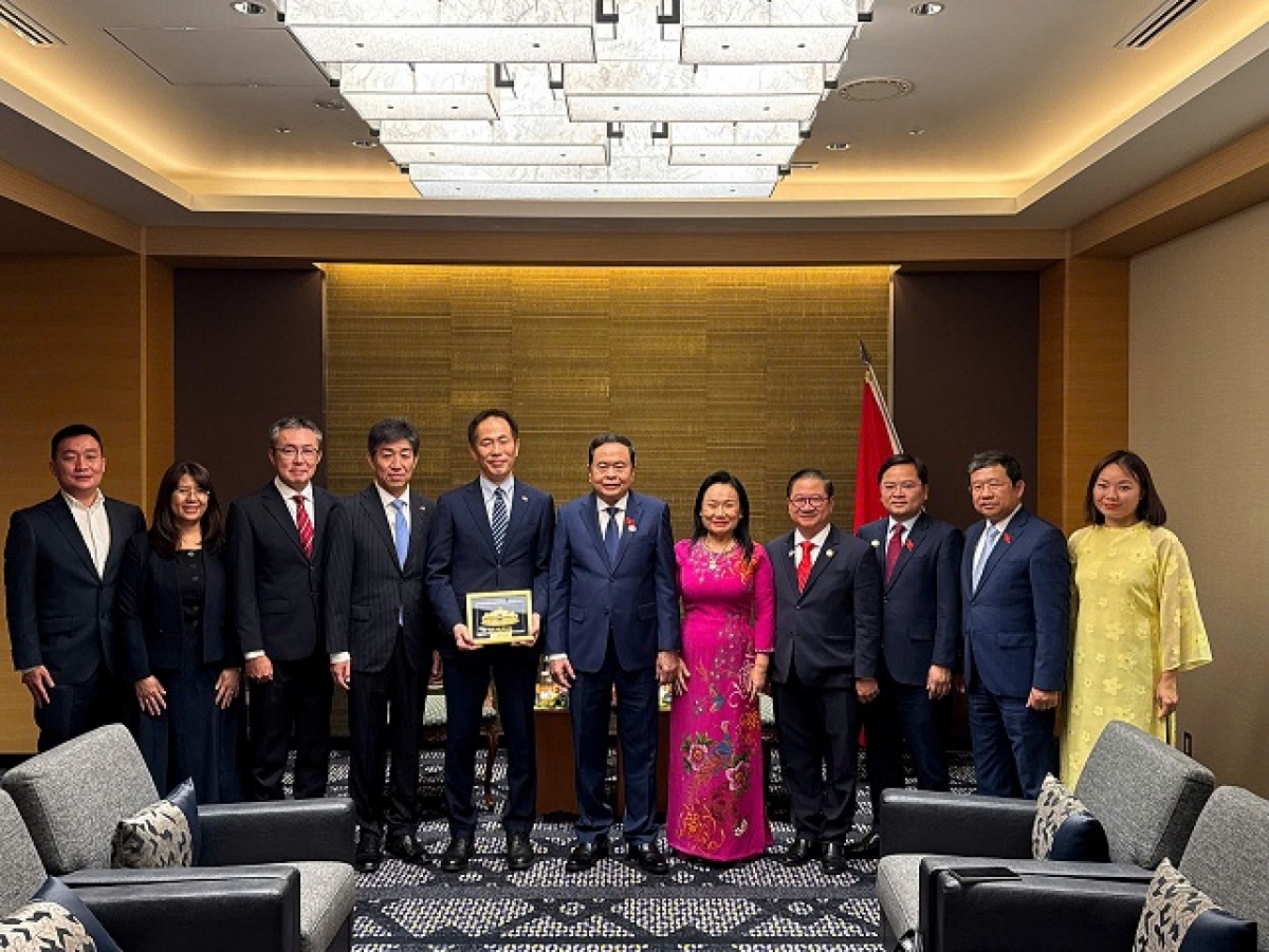 Pôa Trần Thanh Mẫn - Kăn xiâm hnê ngăn Kuô̆k hô̆i tơdah Kăn xiâm hnê ngăn Kŏng ti pêi cheăng tiô rơnó Aeon Mall a Nhuk