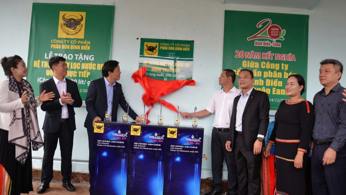 Dịp này Công ty CP phân bón Bình Điền tặng hệ thống máy lọc nước có công suất 300 lít/ngày
nhằm giúp bà con buôn Ea Na được sử dụng nước sạch trong sinh hoạt.
Ảnh: Nam Trang/VOV Tây Nguyên