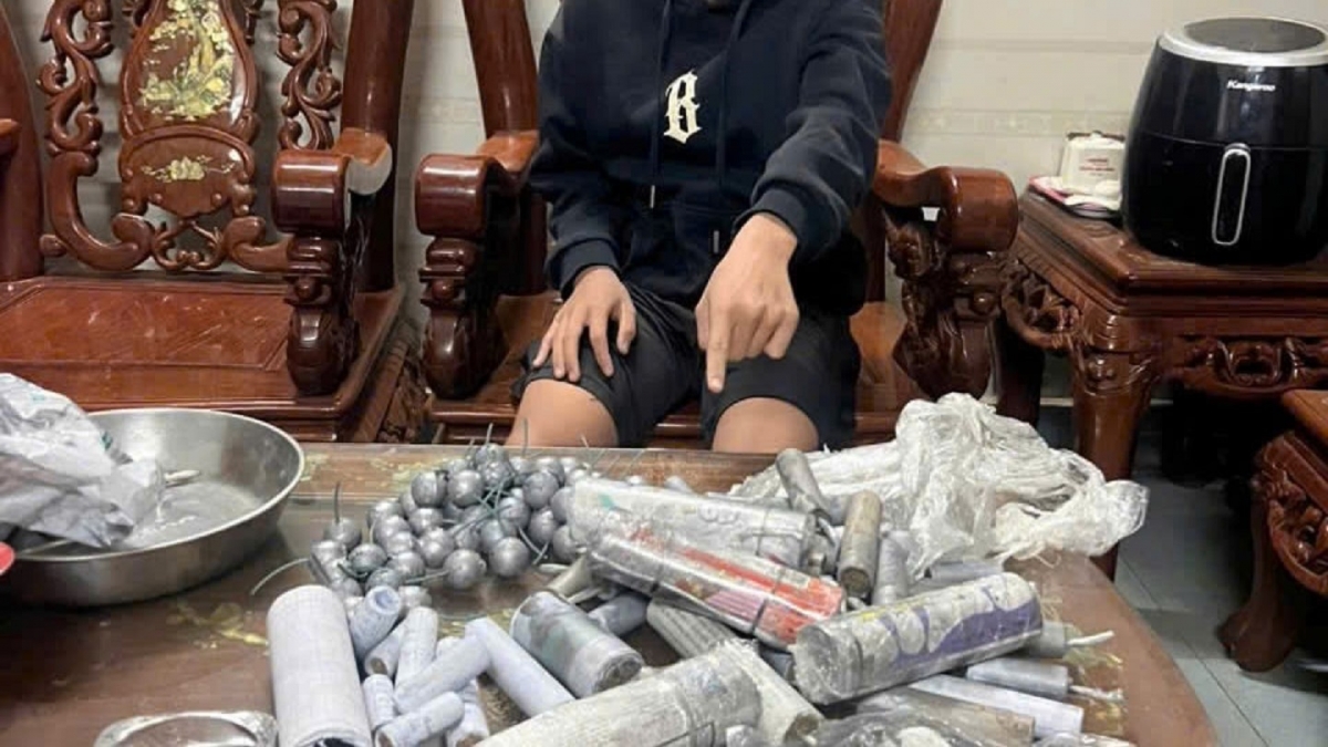 Học sinh ở thị trấn Đắk Mil bị bắt quả tang khi đang chế tạo pháo nổ trái phép.