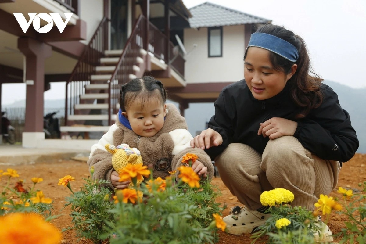 Ở làng Nủ, có hai mẹ con thoát nạn vì khi làng xảy ra chuyện, người mẹ đang đưa con gái đi viện còn người bố đi làm xa. Chỉ tiếc nuối khi ông bà và con trai ở nhà gặp nạn.