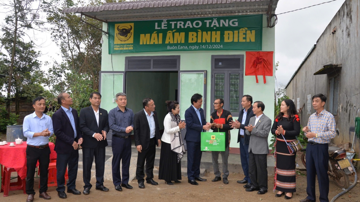 Lãnh đạo Công ty Cổ phần phân bón Bình Điền cùng chính quyền địa phương
trao nhà mái ấm tặng gia đình ông Y Wer Niê.
Ảnh: Nam Trang/VOV Tây Nguyên