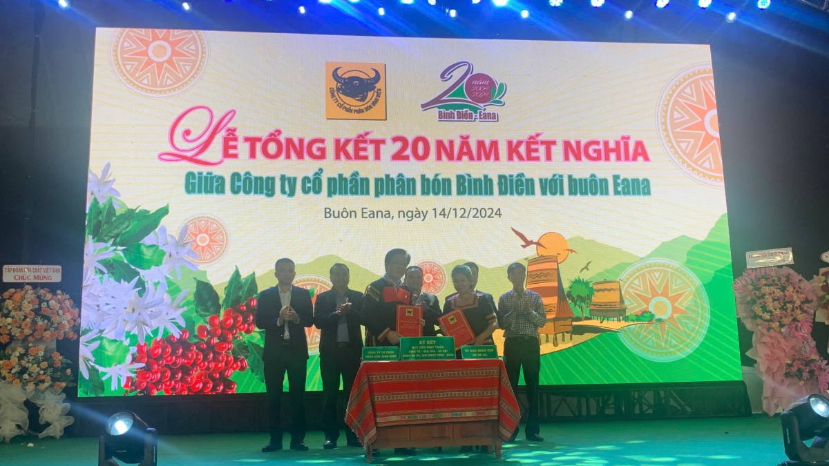 Lãnh đạo Công ty CP phân bón Bình Điền và lãnh đạo xã Ea Na ký kết chương trình
phát triển kinh tế- văn hóa- xã hội buôn Ea Na giai đoạn 2025 - 2030.
Ảnh: Nam Trang/VOV Tây Nguyên