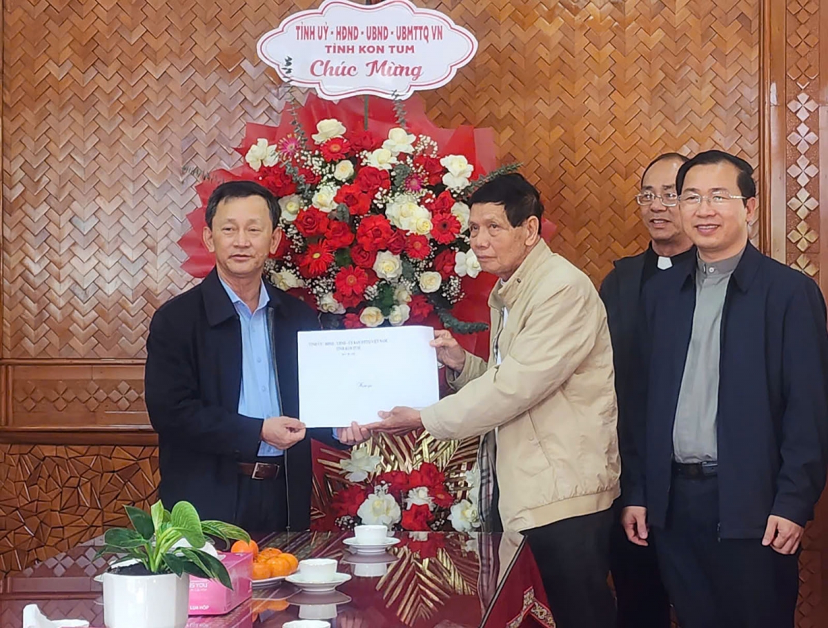 Ƀí thư Tỉñ ủy càr Kon Tum ồng Dương Văn Trang chờ gờm tơngkah ngai Kơnràñ Lik lìng