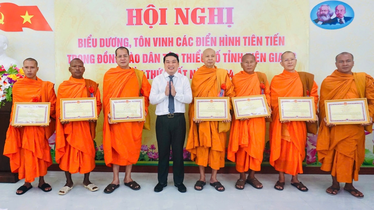 Ông Lê Trung Hồ, Phó Chủ tịch UBND tỉnh kiên Giang 
tặng bằng khen cho các tập thể, cá nhân