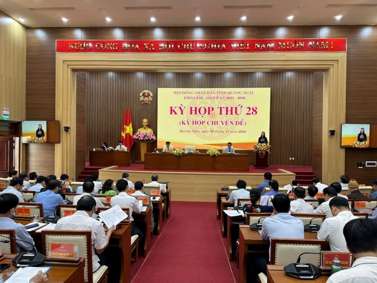 Kỳ họp thứ 28 HĐND tỉnh Quảng Ngãi đã thông qua Nghị quyết quy định chính sách hỗ trợ đối với cán bộ, công chức cấp xã và người hoạt động không chuyên trách ở cấp xã dôi dư do sắp xếp đơn vị hành chính cấp xã.