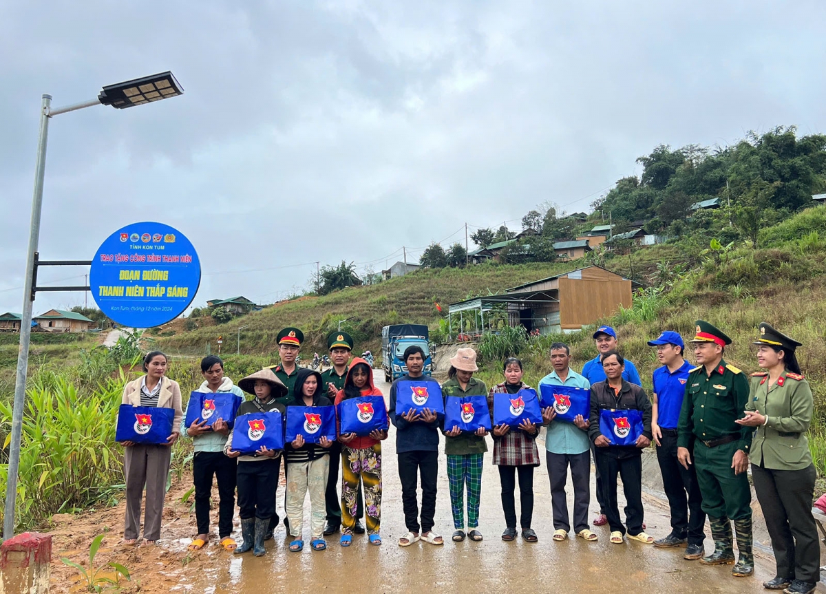 Hơnăm ối nếo Kon Tum hbru tơmeăm ăm rơpŏng kơtiê xơpá thôn Mô Po, cheăm Mường Hoong, tơring Đăk Glei