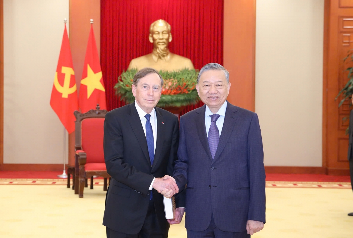 Tổng Bí thư Tô Lâm n’hanh Đại tướng David Petraeus
 