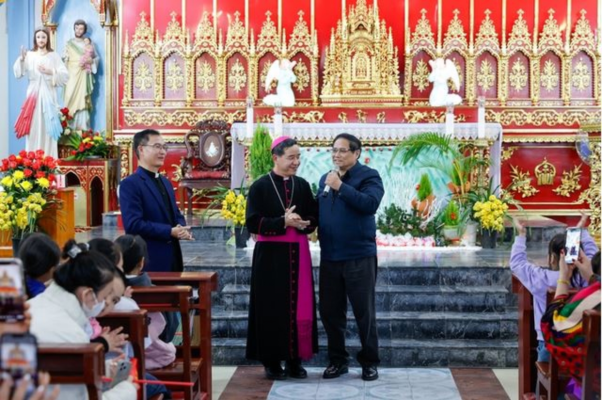 Thủ tướng Chính phủ Phạm Minh Chính khâl, mbah rhơn linh mục, kon chroh, nuĭh kơl kan Lào Cai nkhêp geh nar Noel 