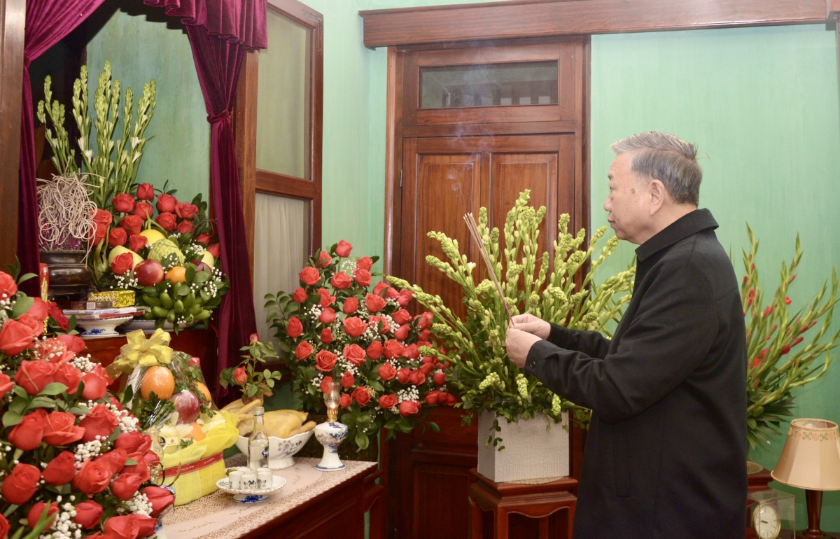 Khua git gai Ping gah dêh čar ta ơi Tô Lâm tuĭ ñang hơdor glăi kơ Khua mir sir Hồ Chí Minh ƀơi Sang mrô 67