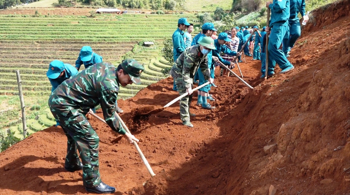 Cán bộ chiến sỹ lực lượng vũ trang khai hoang ruộng bậc thang giúp dân có đất cấy trồng