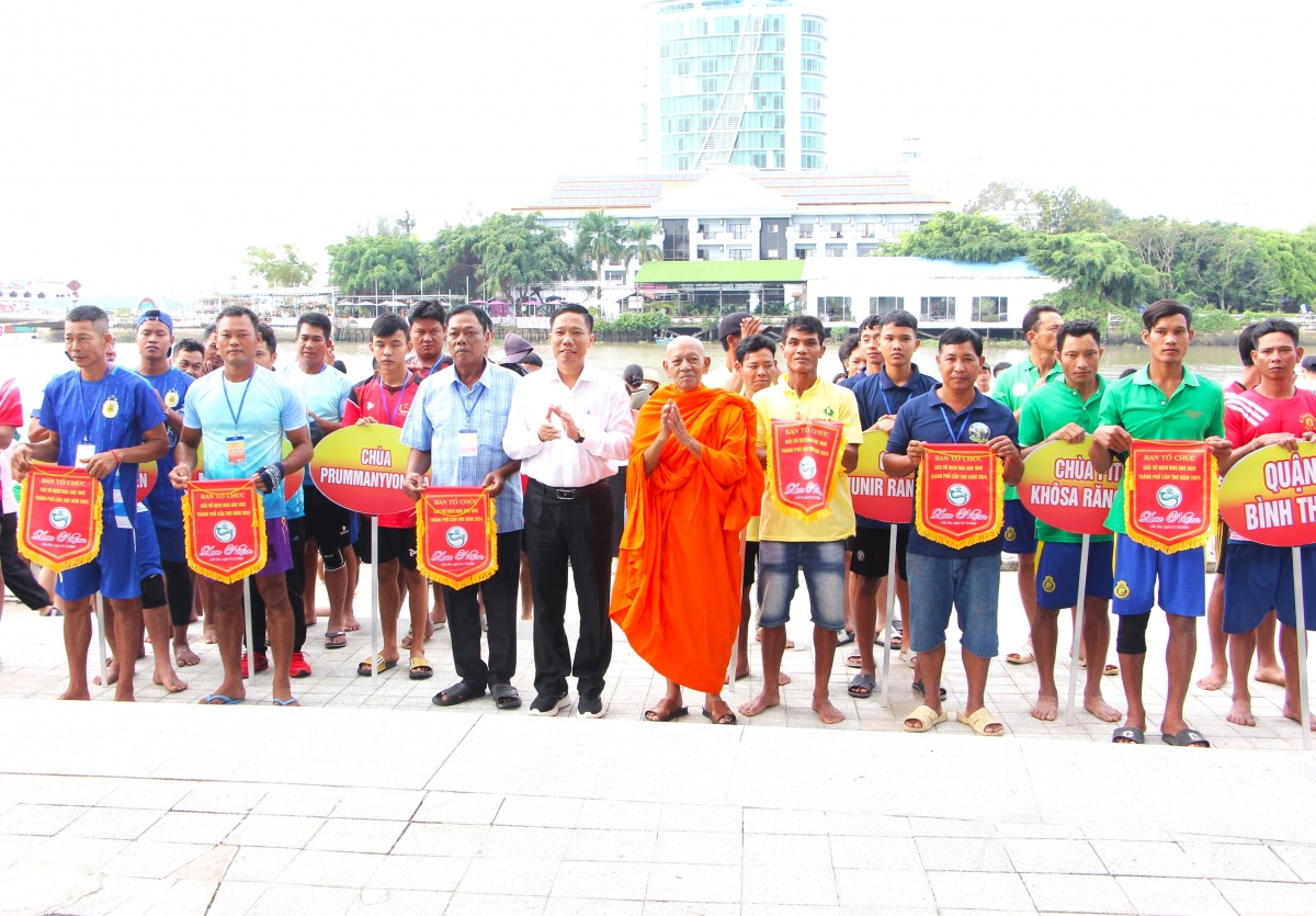Các vận động viên đến từ 13 đơn vị gồm: 8 chùa Khmer trên địa bàn Cần Thơ, 5 Trung tâm Văn hóa - Thể thao và Truyền thanh huyện Cờ Đỏ, huyện Phong Điền, quận Ninh Kiều, quận Bình Thủy, quận Thốt Nốt.