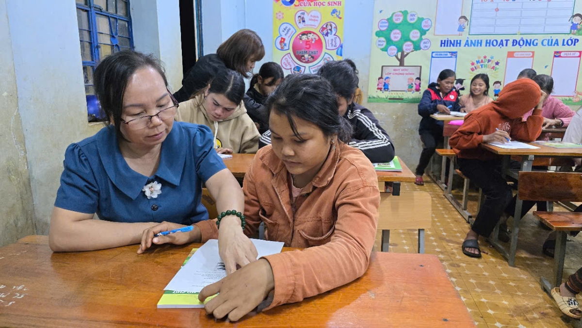 
Lăm hŏk đei pơgơ̆r tơ̆ kơmăng đơ̆ng năr mônh truh năr đăm rim giĕng