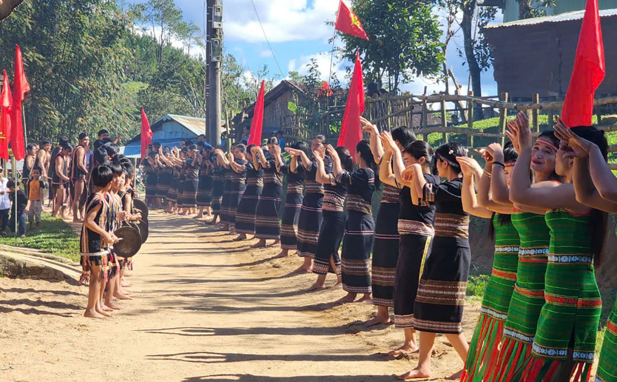 Khu tôu chêng kơ’râu xuăng pơlê Kon Vơng Kia, pơlê kân Măng Deang