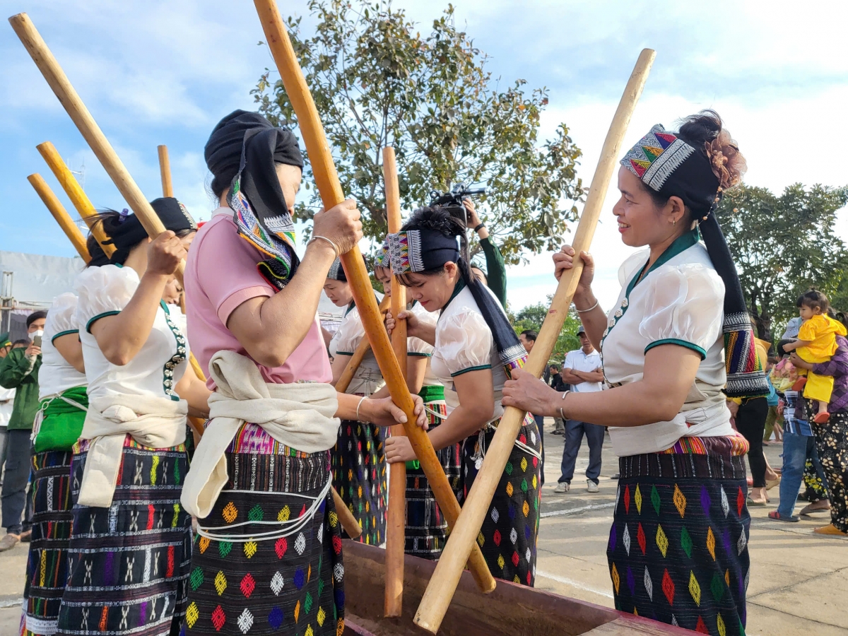 Trò khua luống mang đậm nét văn hóa của dân tộc Thái được các chị em tái hiện tại chương trình